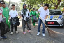Wakil Walikota Nur Agis Aulia Nyapu Alun-alun Barat Kota Serang