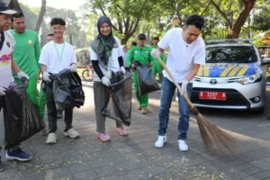 Wakil Walikota Nur Agis Aulia Nyapu Alun-alun Barat Kota Serang