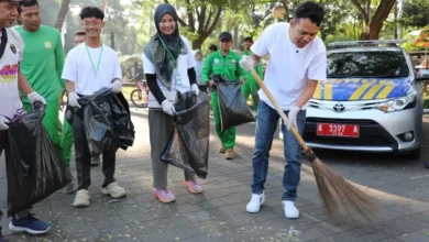 Wakil Walikota Nur Agis Aulia Nyapu Alun-alun Barat Kota Serang